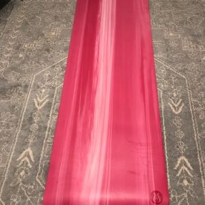 Lululemon reversible 5mm mat in jeweled magenta